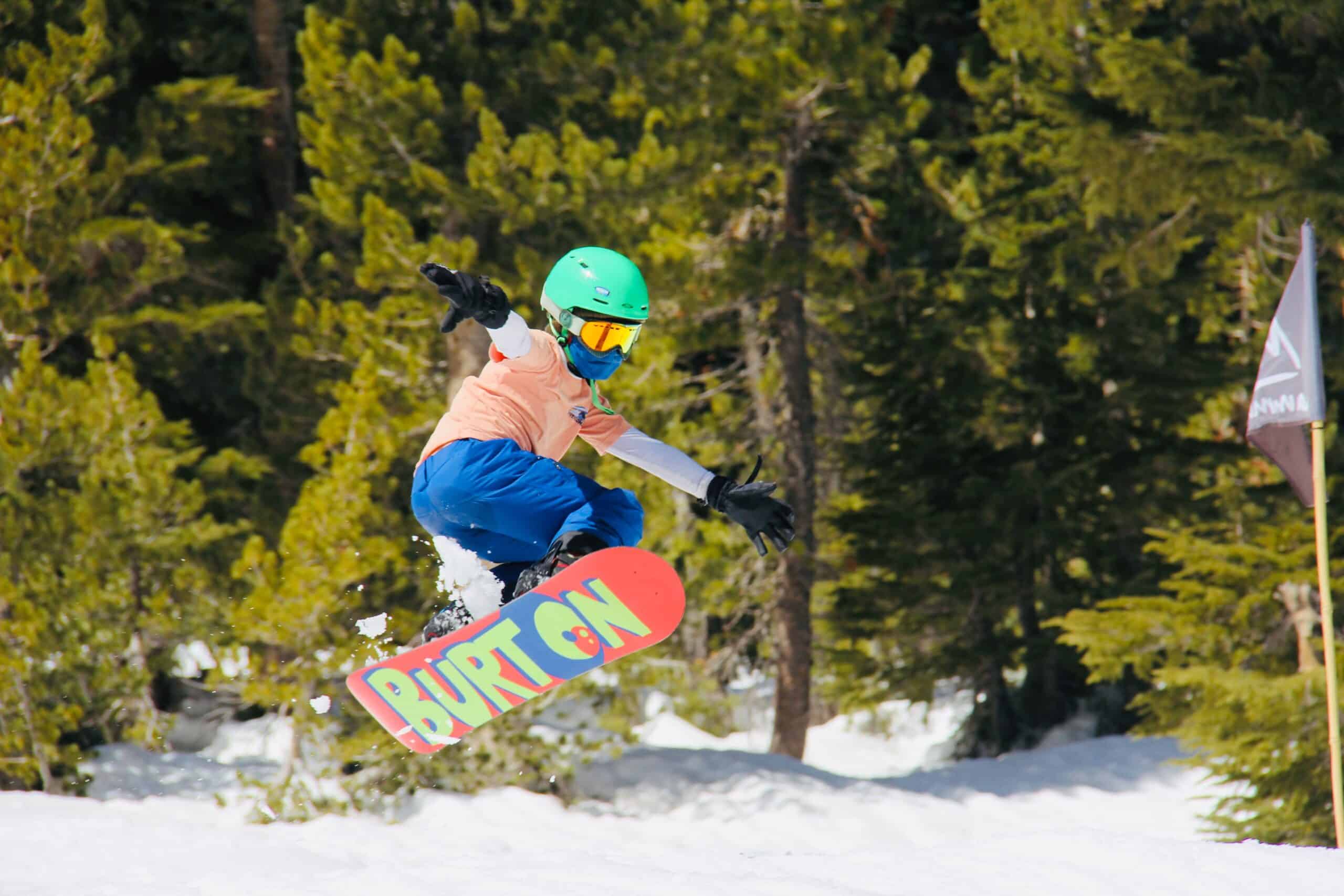 A child snowboarding on holiday. Kids snowboards. Photo by Alexander Simonsen on Unsplash