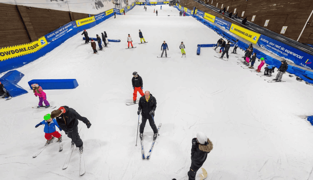 An indoor ski slope at the Snowdome. Photo by https://www.snowdome.co.uk/news/learning-to-ski-or-snowboard-at-the-snowdome/