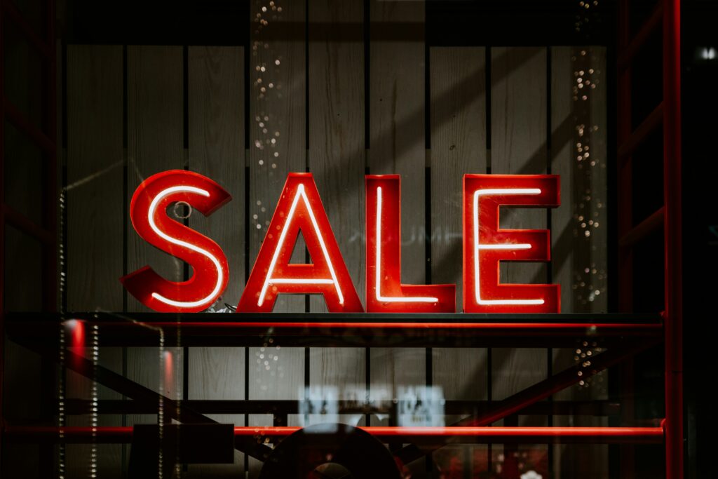 A bright sale sign. The best Black Friday and Cyber Monday outdoor gear deals. Photo by Claudio Schwarz on Unsplash