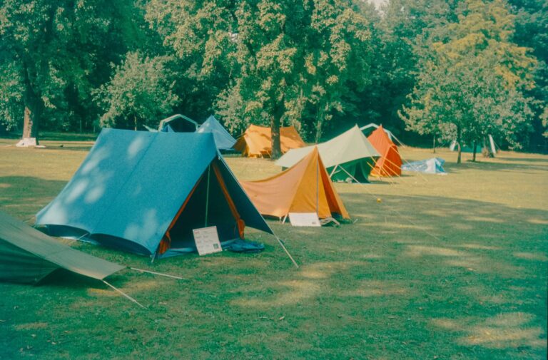 Tents sent up in a line. Photo by Annie Spratt on Unsplash