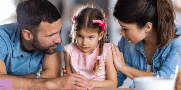 A worried child between her parents. Source: Canva